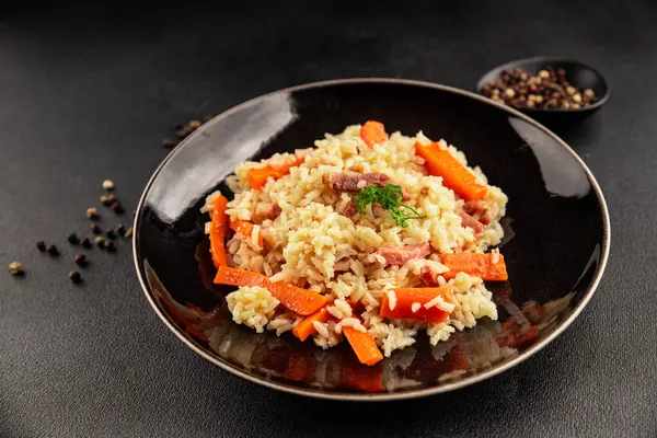 Pirinç eti ve sebze pilavı taze lezzetli gurme yemek arkaplanı masanın üzerinde rustik gıda üst görünümü kopyalama alanı
