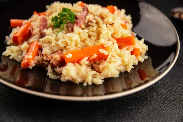 Pirinç eti ve sebze pilavı taze lezzetli gurme yemek arkaplanı masanın üzerinde rustik gıda üst görünümü kopyalama alanı