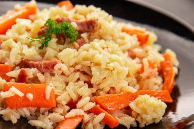 Pirinç eti ve sebze pilavı taze lezzetli gurme yemek arkaplanı masanın üzerinde rustik gıda üst görünümü kopyalama alanı