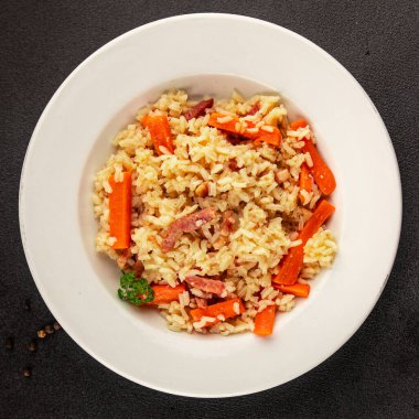 Pirinç eti ve sebze pilavı taze lezzetli gurme yemek arkaplanı masanın üzerinde rustik gıda üst görünümü kopyalama alanı