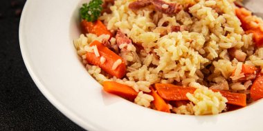 Pirinç eti ve sebze pilavı taze lezzetli gurme yemek arkaplanı masanın üzerinde rustik gıda üst görünümü kopyalama alanı