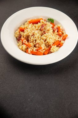 Pirinç eti ve sebze pilavı taze lezzetli gurme yemek arkaplanı masanın üzerinde rustik gıda üst görünümü kopyalama alanı