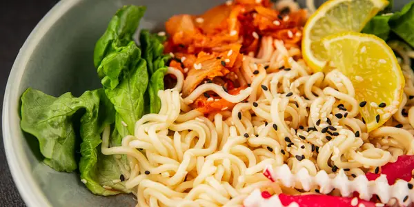 Şehriye kasesi, vejetaryen, lezzetli gurme yemek arka planı, rustik yemekler, fotokopi alanı, keto, paleo diyet vejetaryen ve vejetaryen yemekleri.