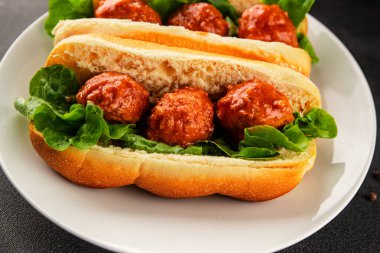 Köfteli sandviç fast food et yemeği taze lezzetli gurme yemek arka planı masa rustik yemek üst görünüm fotokopi alanı