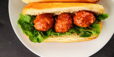 Köfteli sandviç fast food et yemeği taze lezzetli gurme yemek arka planı masa rustik yemek üst görünüm fotokopi alanı