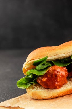 Köfteli sandviç fast food et yemeği taze lezzetli gurme yemek arka planı masa rustik yemek üst görünüm fotokopi alanı