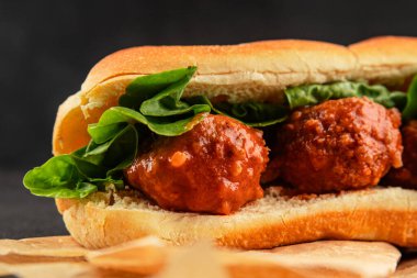Köfteli sandviç fast food et yemeği taze lezzetli gurme yemek arka planı masa rustik yemek üst görünüm fotokopi alanı