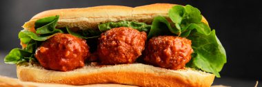 Köfteli sandviç fast food et yemeği taze lezzetli gurme yemek arka planı masa rustik yemek üst görünüm fotokopi alanı