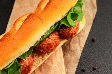 Köfteli sandviç fast food et yemeği taze lezzetli gurme yemek arka planı masa rustik yemek üst görünüm fotokopi alanı