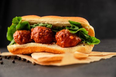 Köfteli sandviç fast food et yemeği taze lezzetli gurme yemek arka planı masa rustik yemek üst görünüm fotokopi alanı