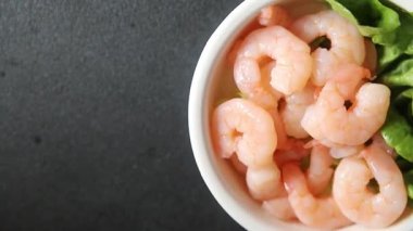 Karides salatası karidesler deniz mahsulleri taze pesseeter diyet yemek arka planı masa üzerinde rustik gıda üst görünüm fotokopi uzay keto ve paleo diyet vejetaryen gıda