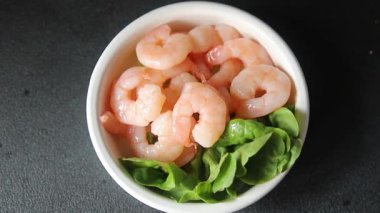 Karides salatası karidesler deniz mahsulleri taze pesseeter diyet yemek arka planı masa üzerinde rustik gıda üst görünüm fotokopi uzay keto ve paleo diyet vejetaryen gıda