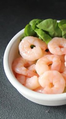 Karides salatası karidesler deniz mahsulleri taze pesseeter diyet yemek arka planı masa üzerinde rustik gıda üst görünüm fotokopi uzay keto ve paleo diyet vejetaryen gıda