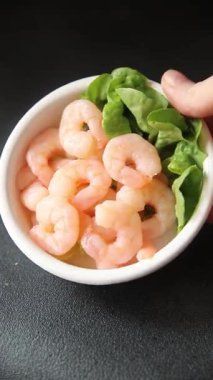 Karides salatası karidesler deniz mahsulleri taze pesseeter diyet yemek arka planı masa üzerinde rustik gıda üst görünüm fotokopi uzay keto ve paleo diyet vejetaryen gıda