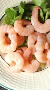 Karides salatası karidesler deniz mahsulleri taze pesseeter diyet yemek arka planı masa üzerinde rustik gıda üst görünüm fotokopi uzay keto ve paleo diyet vejetaryen gıda