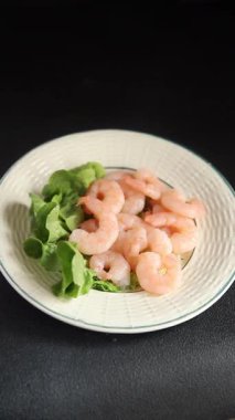 Karides salatası karidesler deniz mahsulleri taze pesseeter diyet yemek arka planı masa üzerinde rustik gıda üst görünüm fotokopi uzay keto ve paleo diyet vejetaryen gıda