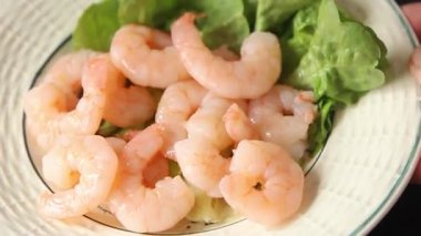 Karides salatası karidesler deniz mahsulleri taze pesseeter diyet yemek arka planı masa üzerinde rustik gıda üst görünüm fotokopi uzay keto ve paleo diyet vejetaryen gıda