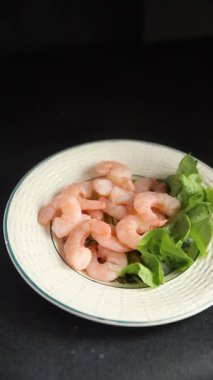 Karides salatası karidesler deniz mahsulleri taze pesseeter diyet yemek arka planı masa üzerinde rustik gıda üst görünüm fotokopi uzay keto ve paleo diyet vejetaryen gıda