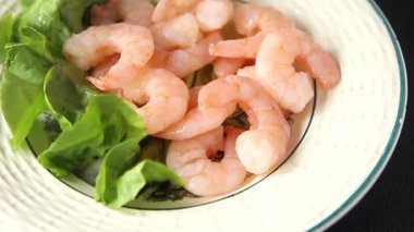 Karides salatası karidesler deniz mahsulleri taze pesseeter diyet yemek arka planı masa üzerinde rustik gıda üst görünüm fotokopi uzay keto ve paleo diyet vejetaryen gıda