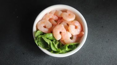 Karides salatası karidesler deniz mahsulleri taze pesseeter diyet yemek arka planı masa üzerinde rustik gıda üst görünüm fotokopi uzay keto ve paleo diyet vejetaryen gıda
