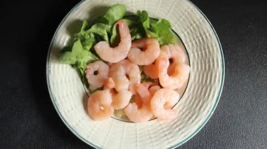 Karides salatası karidesler deniz mahsulleri taze pesseeter diyet yemek arka planı masa üzerinde rustik gıda üst görünüm fotokopi uzay keto ve paleo diyet vejetaryen gıda