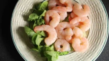 Karides salatası karidesler deniz mahsulleri taze pesseeter diyet yemek arka planı masa üzerinde rustik gıda üst görünüm fotokopi uzay keto ve paleo diyet vejetaryen gıda