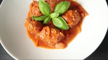 Köfte soslu biftek, domuz eti ya da tavuk eti masadaki leziz gurme yemek arkaplanı kırsal yemek üst görünüm fotokopi alanı keto ve paleo diyeti.