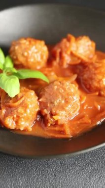 Köfte soslu biftek, domuz eti ya da tavuk eti masadaki leziz gurme yemek arkaplanı kırsal yemek üst görünüm fotokopi alanı keto ve paleo diyeti.