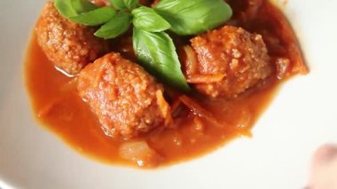 Köfte soslu biftek, domuz eti ya da tavuk eti masadaki leziz gurme yemek arkaplanı kırsal yemek üst görünüm fotokopi alanı keto ve paleo diyeti.