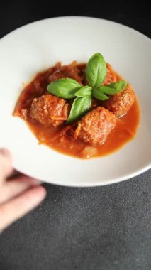 Köfte soslu biftek, domuz eti ya da tavuk eti masadaki leziz gurme yemek arkaplanı kırsal yemek üst görünüm fotokopi alanı keto ve paleo diyeti.