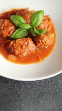 Köfte soslu biftek, domuz eti ya da tavuk eti masadaki leziz gurme yemek arkaplanı kırsal yemek üst görünüm fotokopi alanı keto ve paleo diyeti.