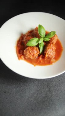 Köfte soslu biftek, domuz eti ya da tavuk eti masadaki leziz gurme yemek arkaplanı kırsal yemek üst görünüm fotokopi alanı keto ve paleo diyeti.