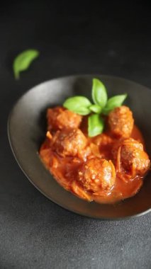 Köfte soslu biftek, domuz eti ya da tavuk eti masadaki leziz gurme yemek arkaplanı kırsal yemek üst görünüm fotokopi alanı keto ve paleo diyeti.