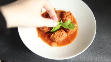 Köfte soslu biftek, domuz eti ya da tavuk eti masadaki leziz gurme yemek arkaplanı kırsal yemek üst görünüm fotokopi alanı keto ve paleo diyeti.