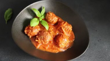 Köfte soslu biftek, domuz eti ya da tavuk eti masadaki leziz gurme yemek arkaplanı kırsal yemek üst görünüm fotokopi alanı keto ve paleo diyeti.