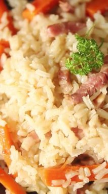 Pirinç eti ve sebze pilavı taze lezzetli gurme yemek arkaplanı masanın üzerinde rustik gıda üst görünümü kopyalama alanı