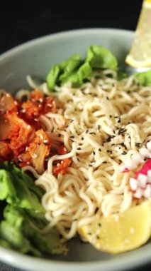 Şehriye kasesi, vejetaryen, lezzetli gurme yemek arka planı, rustik yemekler, fotokopi alanı, keto, paleo diyet vejetaryen ve vejetaryen yemekleri.