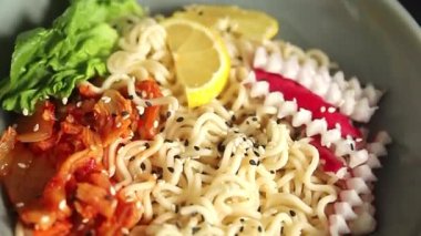 Şehriye kasesi, vejetaryen, lezzetli gurme yemek arka planı, rustik yemekler, fotokopi alanı, keto, paleo diyet vejetaryen ve vejetaryen yemekleri.