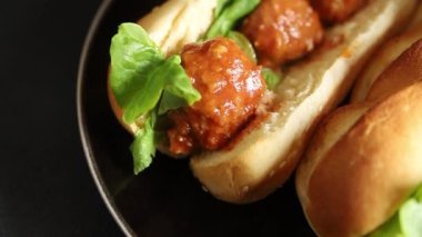 Köfteli sandviç fast food et yemeği taze lezzetli gurme yemek arka planı masa rustik yemek üst görünüm fotokopi alanı