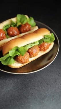 Köfteli sandviç fast food et yemeği taze lezzetli gurme yemek arka planı masa rustik yemek üst görünüm fotokopi alanı