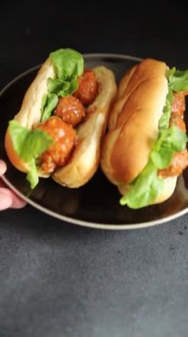 Köfteli sandviç fast food et yemeği taze lezzetli gurme yemek arka planı masa rustik yemek üst görünüm fotokopi alanı