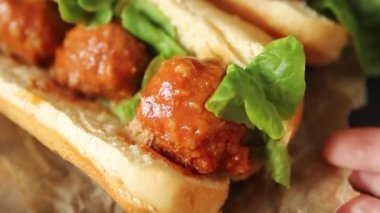 Köfteli sandviç fast food et yemeği taze lezzetli gurme yemek arka planı masa rustik yemek üst görünüm fotokopi alanı