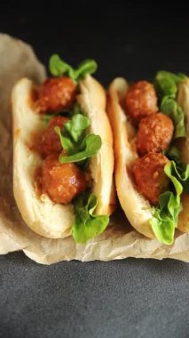 Köfteli sandviç fast food et yemeği taze lezzetli gurme yemek arka planı masa rustik yemek üst görünüm fotokopi alanı