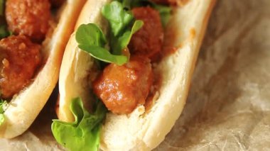 Köfteli sandviç fast food et yemeği taze lezzetli gurme yemek arka planı masa rustik yemek üst görünüm fotokopi alanı