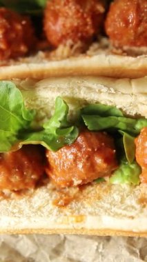 Köfteli sandviç fast food et yemeği taze lezzetli gurme yemek arka planı masa rustik yemek üst görünüm fotokopi alanı