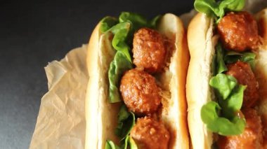 Köfteli sandviç fast food et yemeği taze lezzetli gurme yemek arka planı masa rustik yemek üst görünüm fotokopi alanı