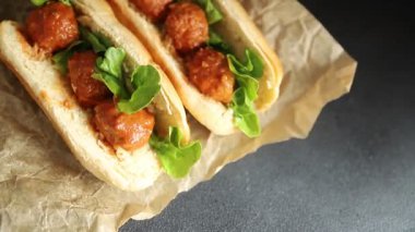 Köfteli sandviç fast food et yemeği taze lezzetli gurme yemek arka planı masa rustik yemek üst görünüm fotokopi alanı