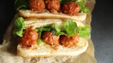 Köfteli sandviç fast food et yemeği taze lezzetli gurme yemek arka planı masa rustik yemek üst görünüm fotokopi alanı