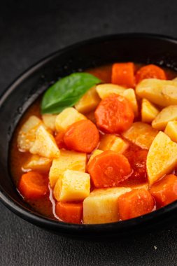 Havuçlu haşlanmış patates. Vejetaryen mezesi. Lezzetli gurme. Yemek arkaplanı.