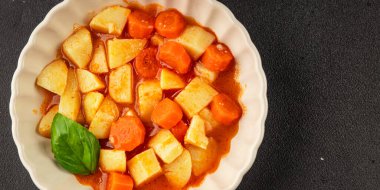 Havuçlu haşlanmış patates. Vejetaryen mezesi. Lezzetli gurme. Yemek arkaplanı.